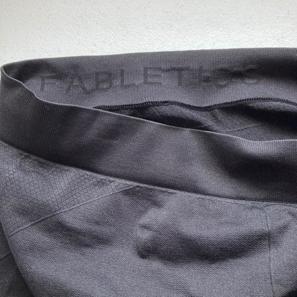 Fabletics Cropped Leggings with eyelets - Picture 7 of 7